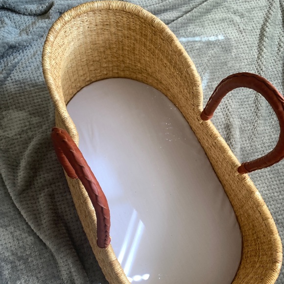 Bassinet/Moses basket comes with foam pad(unbranded) - Picture 2 of 3